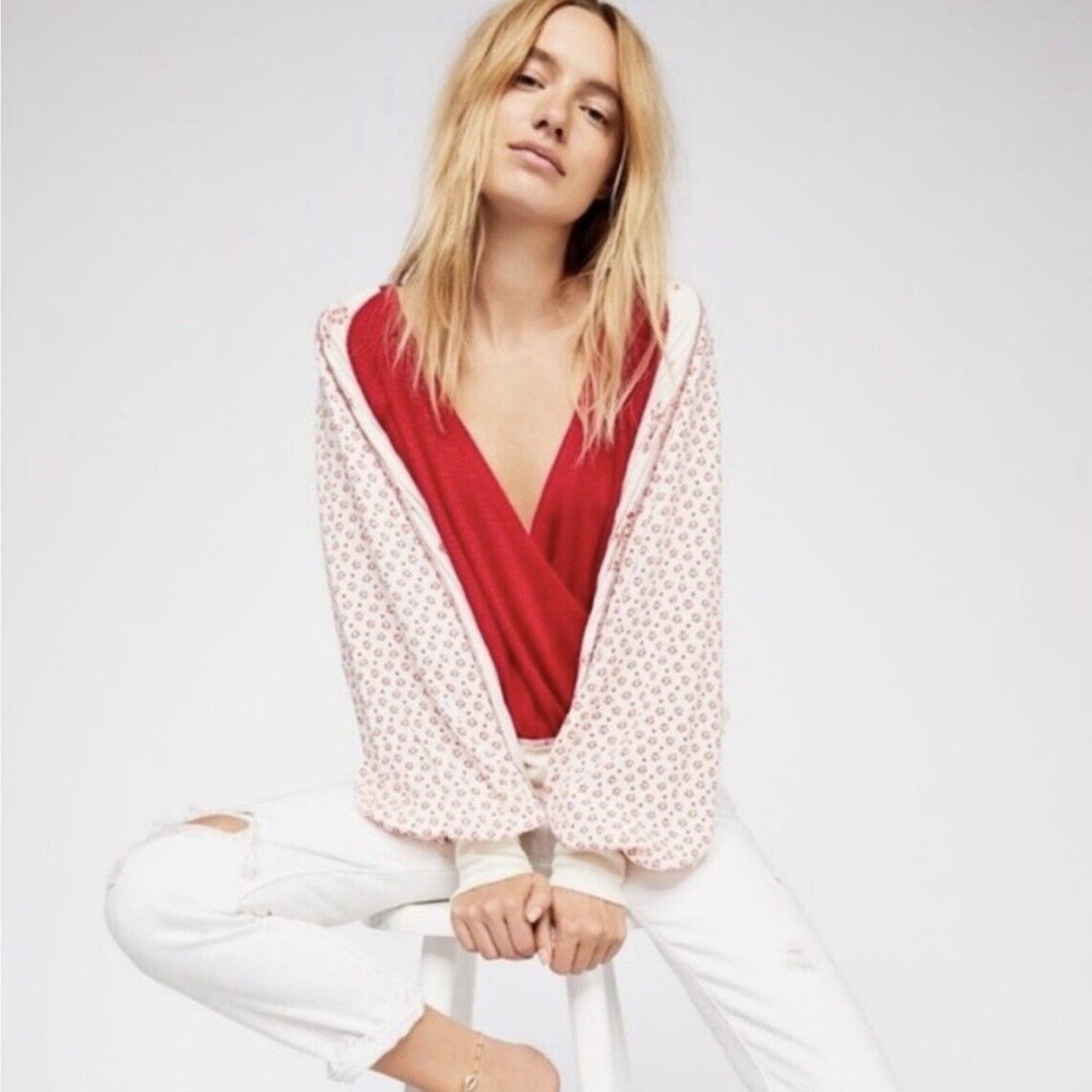 Free People Blusa Wrap Top Size S Red with White Floral Blouson Sleeves